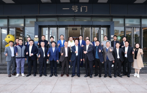 馬年正月十六，年味依舊濃郁。3月4日，廣東省客家商會會長鄧振龍率代表團赴河源開展馬年外出考察首站活動。代表團走進廣東堅基集團，實地調研河源市商業中心等項目，交流創新發展經驗，共探政企商協同合作新機遇。河源市委常委、統戰部部長廖繼聰，東源縣委書記秦衛民，河源市委統戰部副部長、市工商聯黨組書記郭軍陽等領導出席活動；寶鷹控股集團董事長古少明等30余位灣區客商參與考察；廣東省客家商會本期輪值會長、堅基集團